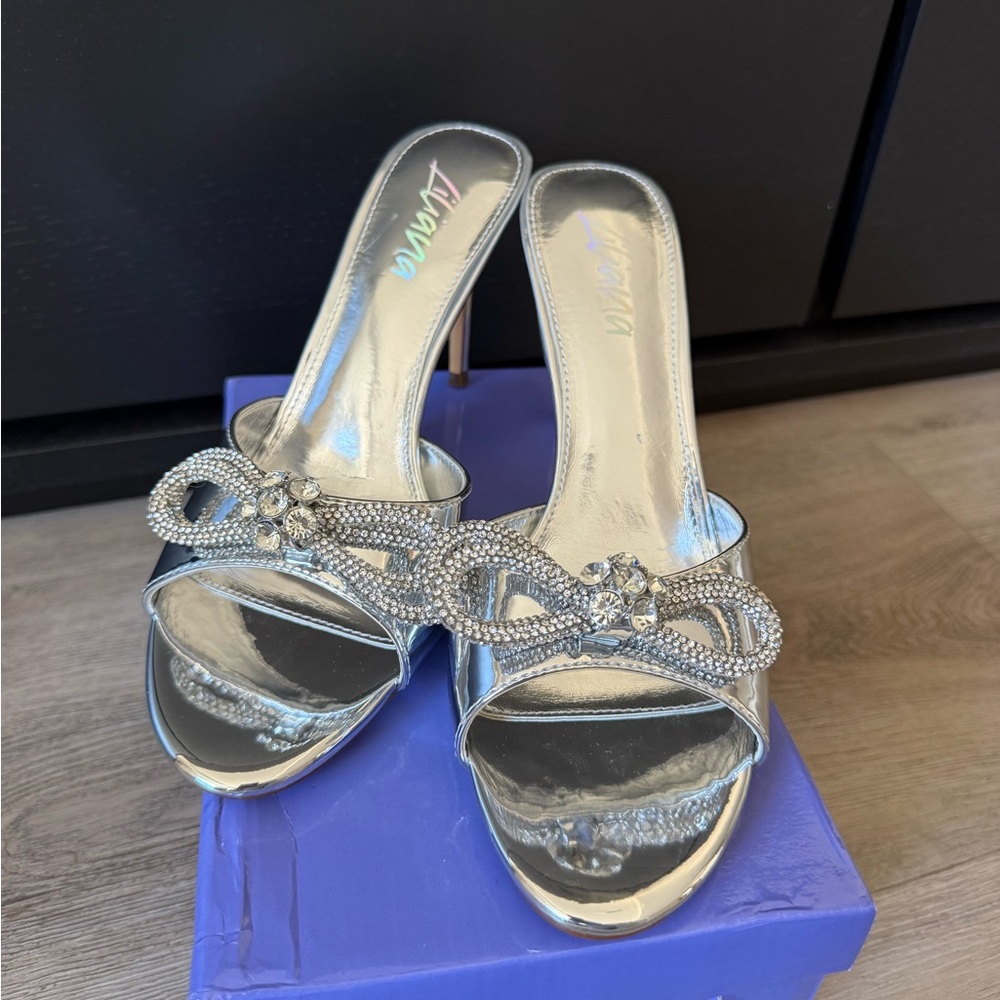 NWT Liliana Los Angeles: Zaha-4 in Silver - Picture 3 of 10